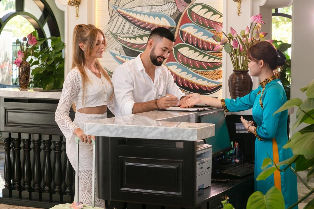 Grand Sunrise Palace Hoi An- A Luxury Indochine Hotel & Spa Dış mekan fotoğraf A guest checking in at the hotel