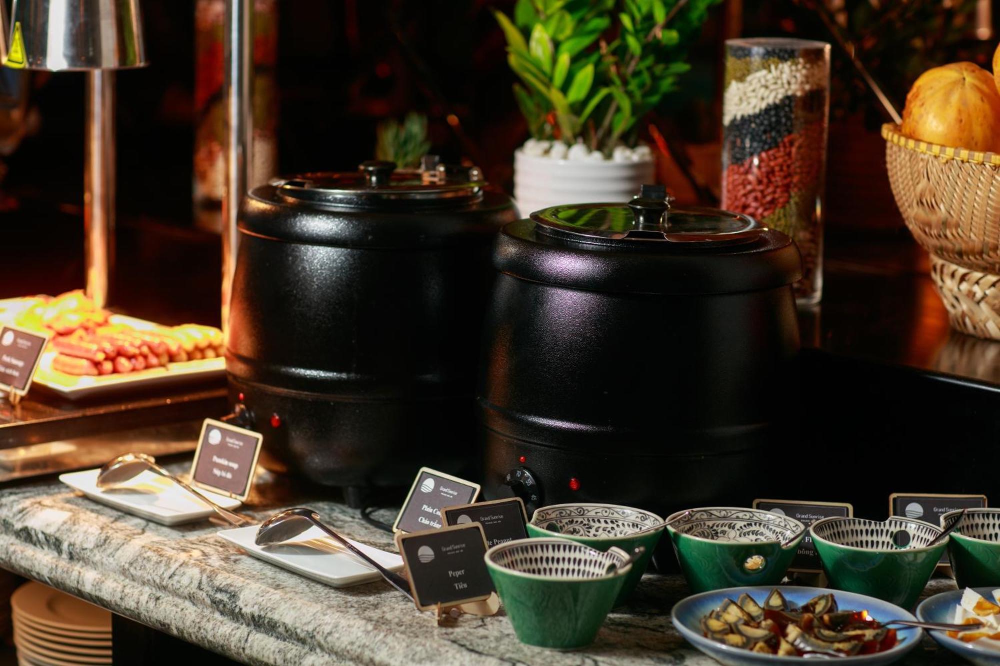 Grand Sunrise Palace Hoi An- A Luxury Indochine Hotel & Spa Dış mekan fotoğraf A chafing dish